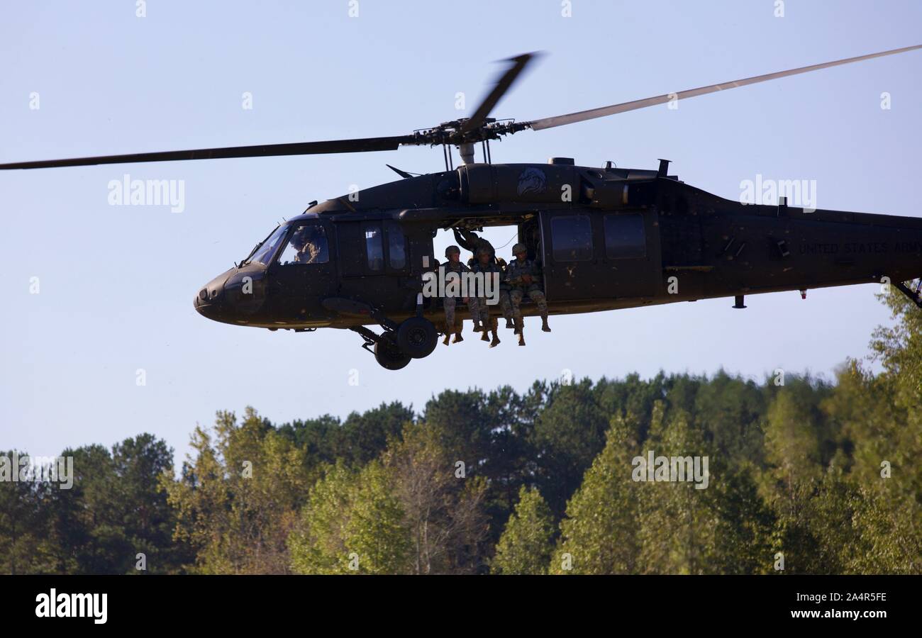 Un gruppo di Stati Uniti Army Ranger, assegnato al quinto Ranger del battaglione di formazione, decolla in un UH-60 Black Hawk elicottero per effettuare un salto in volo a Stringer Drop Zone, Dahlonega, GA., 11 ottobre 2019. Questi Army Ranger sono jumping per rimanere aggiornati su stato di salto e di avere la padronanza dei paracadutisti. (U.S. La riserva di esercito di foto dal personale Sgt. Austin Berner) Foto Stock