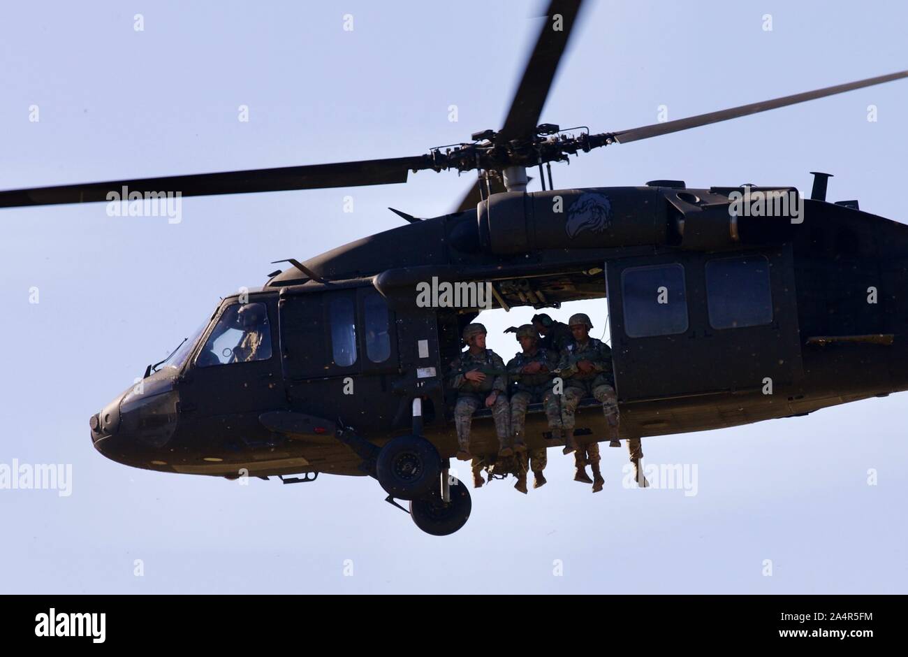 Un gruppo di Stati Uniti Army Ranger, assegnato al quinto Ranger del battaglione di formazione, decolla in un UH-60 Black Hawk elicottero per effettuare un salto in volo a Stringer Drop Zone, Dahlonega, GA., 11 ottobre 2019. Questi Army Ranger sono jumping per rimanere aggiornati su stato di salto e di avere la padronanza dei paracadutisti. (U.S. La riserva di esercito di foto dal personale Sgt. Austin Berner) Foto Stock