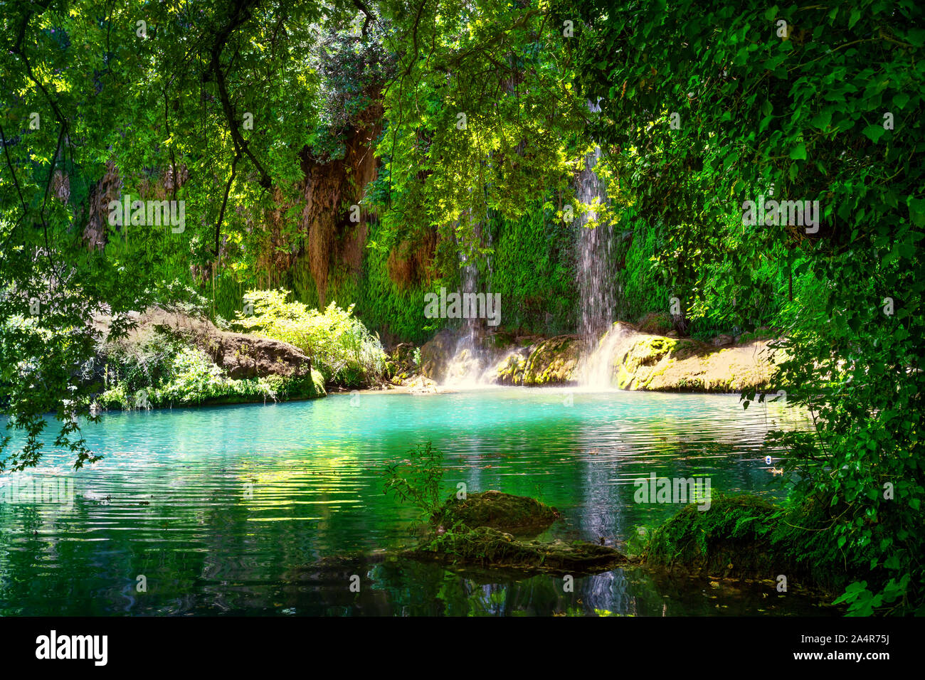 Kursunlu cascata nel parco della natura. Kursunlu Park con una cascata e un lago con acqua turchese. Antalya, Turchia Foto Stock