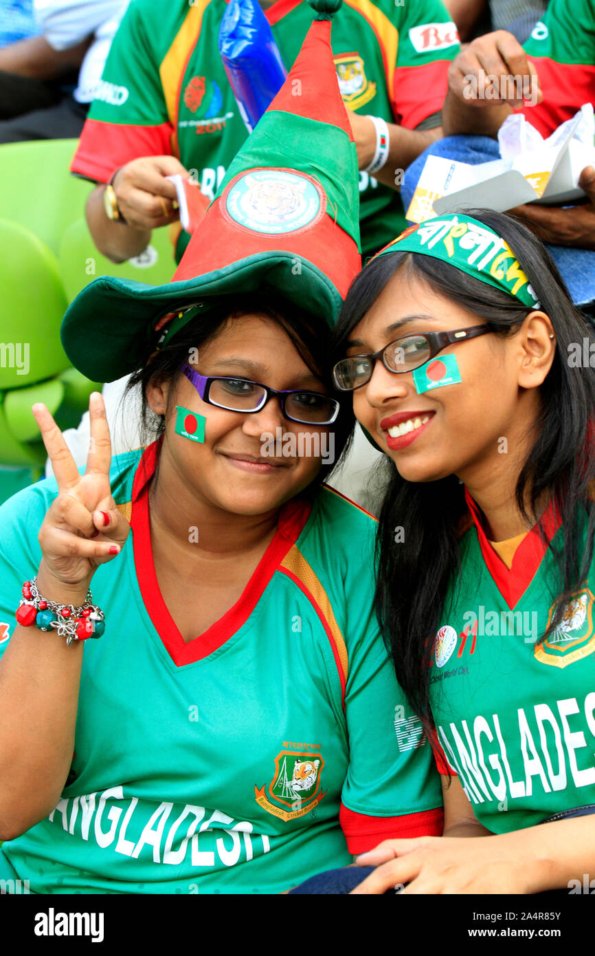 Bengalese tifosi di cricket il tifo per la loro squadra durante la partita di apertura del decimo ICC Cricket World Cup, Sher-e-Bangla National Stadium, il 19 febbraio, 2011. Mirpur, Dhaka, Bangladesh. Foto Stock