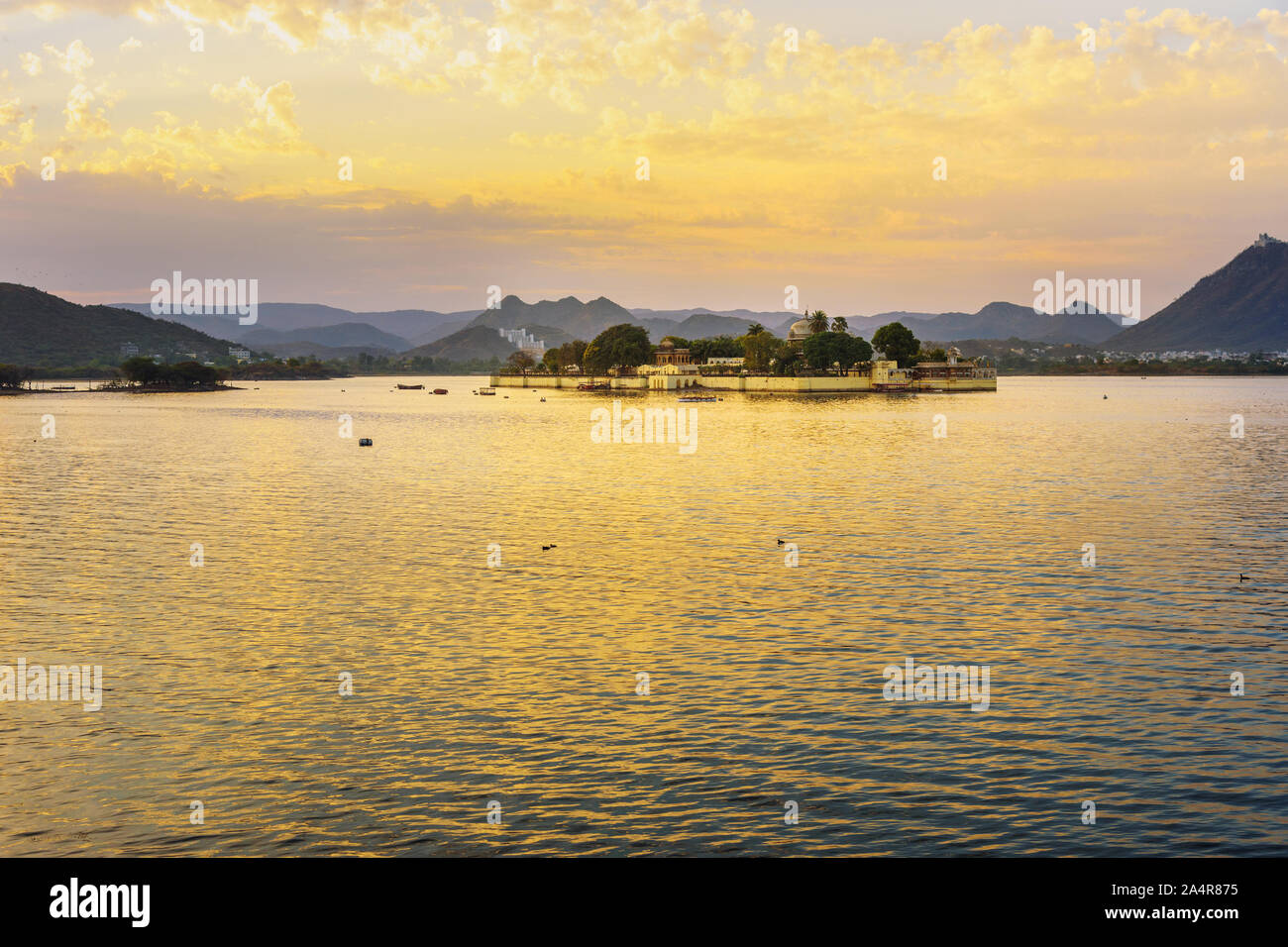 Tramonto al lago Pichola in Udaipur. Il Rajasthan. India Foto Stock