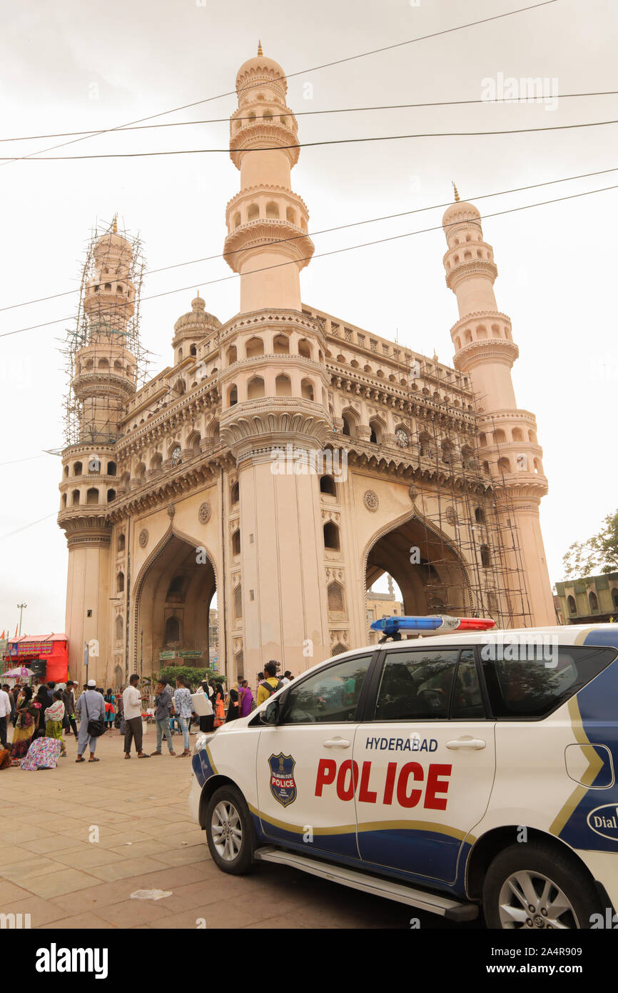 Hyderabad, India ottobre 12,2019 - Telangana veicolo polizia vicino alla storica Charminar monumento in Hyderabad, India Foto Stock