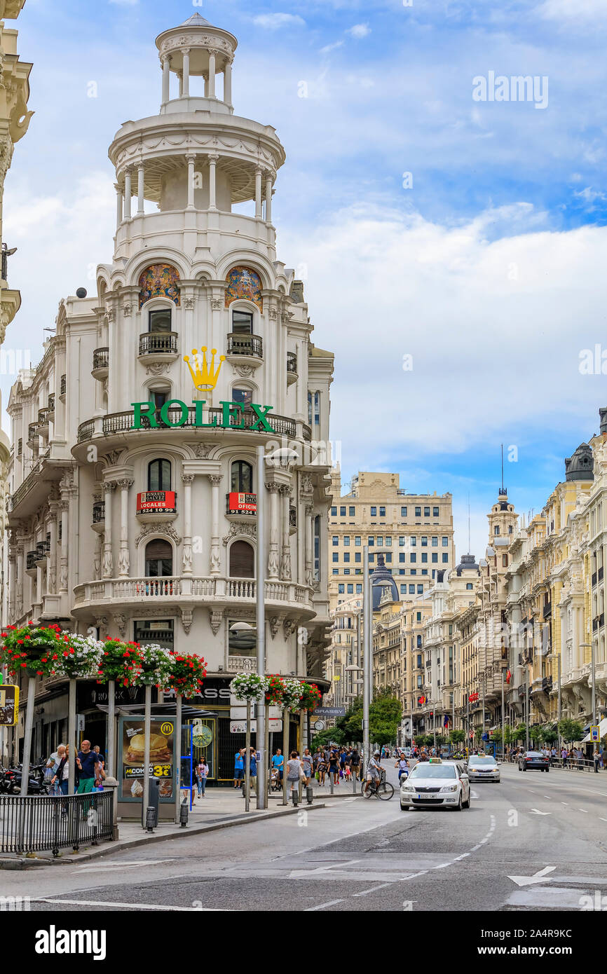 Madrid, Spagna - 5 Giugno 2017: il famoso edificio Grassy edificio con il Rolex di segno e bellissimi edifici sulla Gran Via, la strada principale per lo shopping Foto Stock