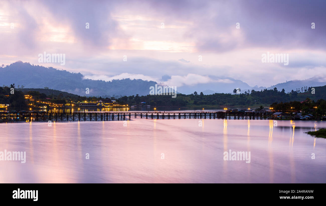 Uttama Nusorn ponte di legno, Mon bridge è il più lungo ponte in legno in Thailandia attraverso il fiume Songgaria, Sangkhlaburi, la Provincia di Kanchanaburi al mattino Foto Stock