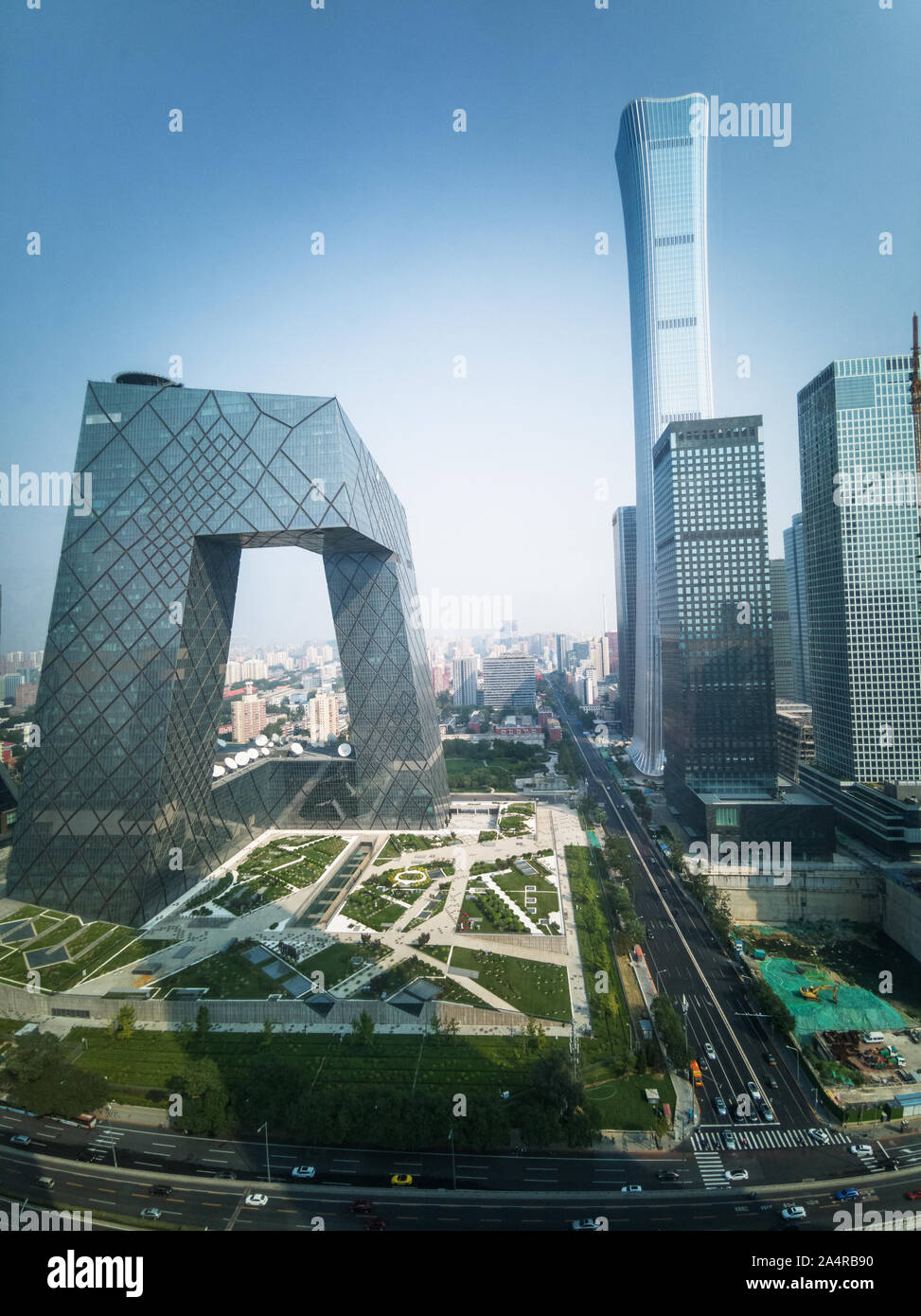 Vista della Televisione della Cina Centrale (CCTV) edificio nel CBD di Pechino, la torre maggiore nel lato destro è CITIC tower, con un altezza totale di 528 metri Foto Stock Vista della Televisione della Cina Centrale (CCTV) edificio nel CBD di Pechino, la torre maggiore nel lato destro è CITIC tower, con un altezza totale di 528 metri Foto Stock