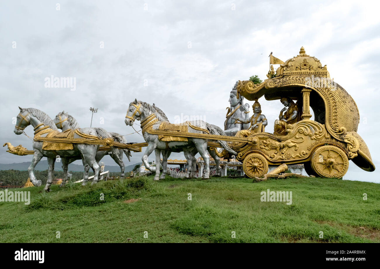 Dimensioni di vita scultura della famosa scena di epica indiana indiana Mahabharata quando charioteer Krishna, dare insegnamenti al discepolo Arjuna per superare il suo dilemma Foto Stock