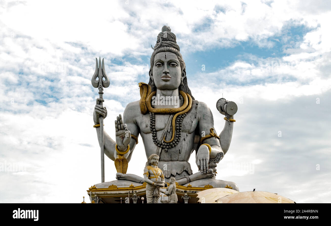 Famoso e tra i più alti statua del signore Shiva, meditando in Lotus posano con Trident,tamburo in mano, snake attorno al collo e dare la benedizione ai seguaci Foto Stock