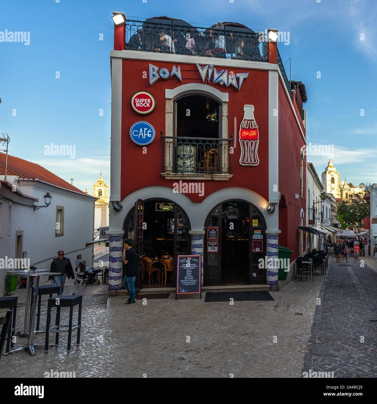 Piuttosto cafè sul marciapiede in Lagos, una popolare cittadina turistica nella regione di Algarve. Lagos, Portogallo, Aprile 2019 Foto Stock