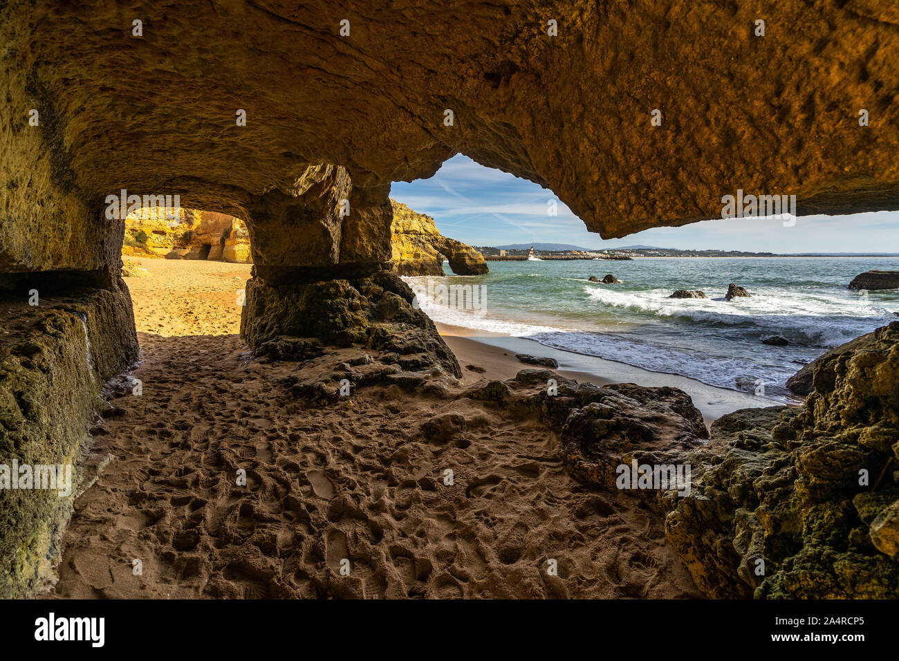 Vista panoramica della Batata (spiaggia Praia da Batata) sotto le scogliere dorate, Lagos, Algarve, PORTOGALLO Foto Stock