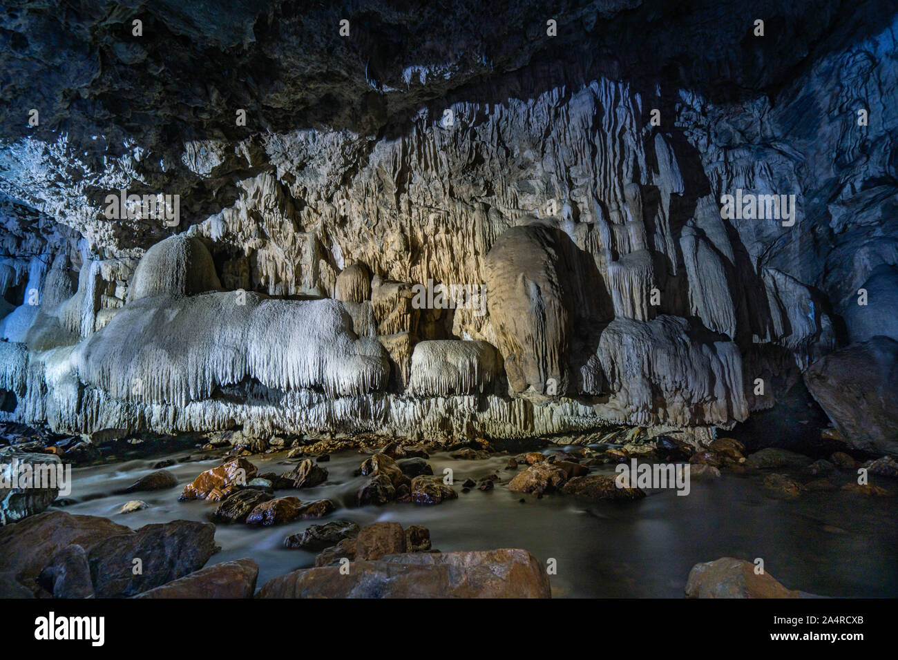 Passaggio di grotta con bellissime stalattiti in Thailandia (grotta Tanlodnoi) Foto Stock