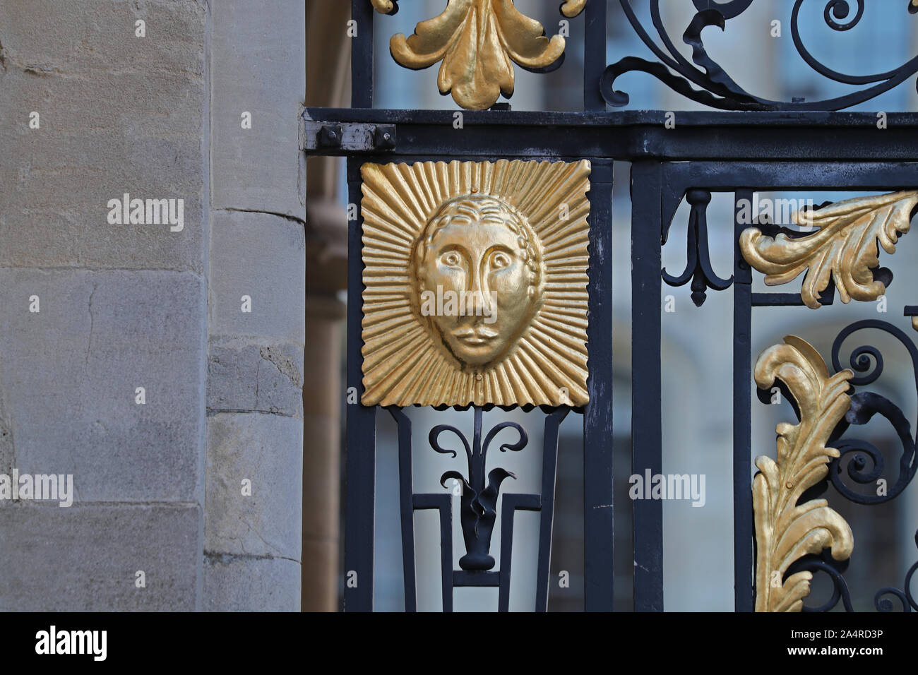 Dettaglio di un volto e ornati in ferro battuto sul lato cancello di ingresso per tutte le anime College di Oxford un costituente e laureati' college dell'università Foto Stock