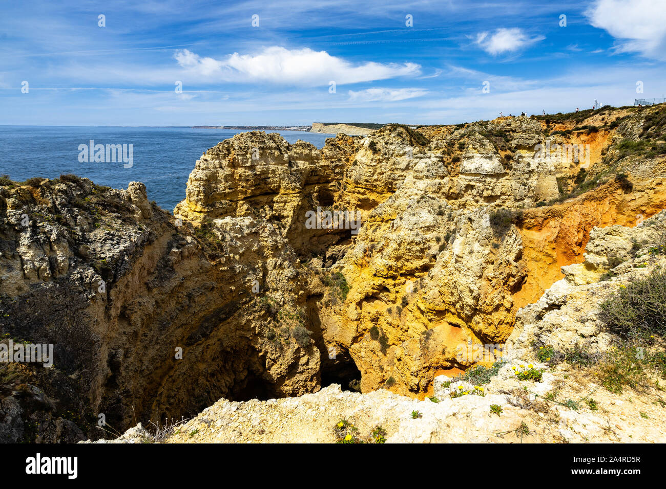 Tipiche formazioni rocciose sulle scogliere della costa Algarve a Ponta da Piedade capezzagna, Portogallo Foto Stock