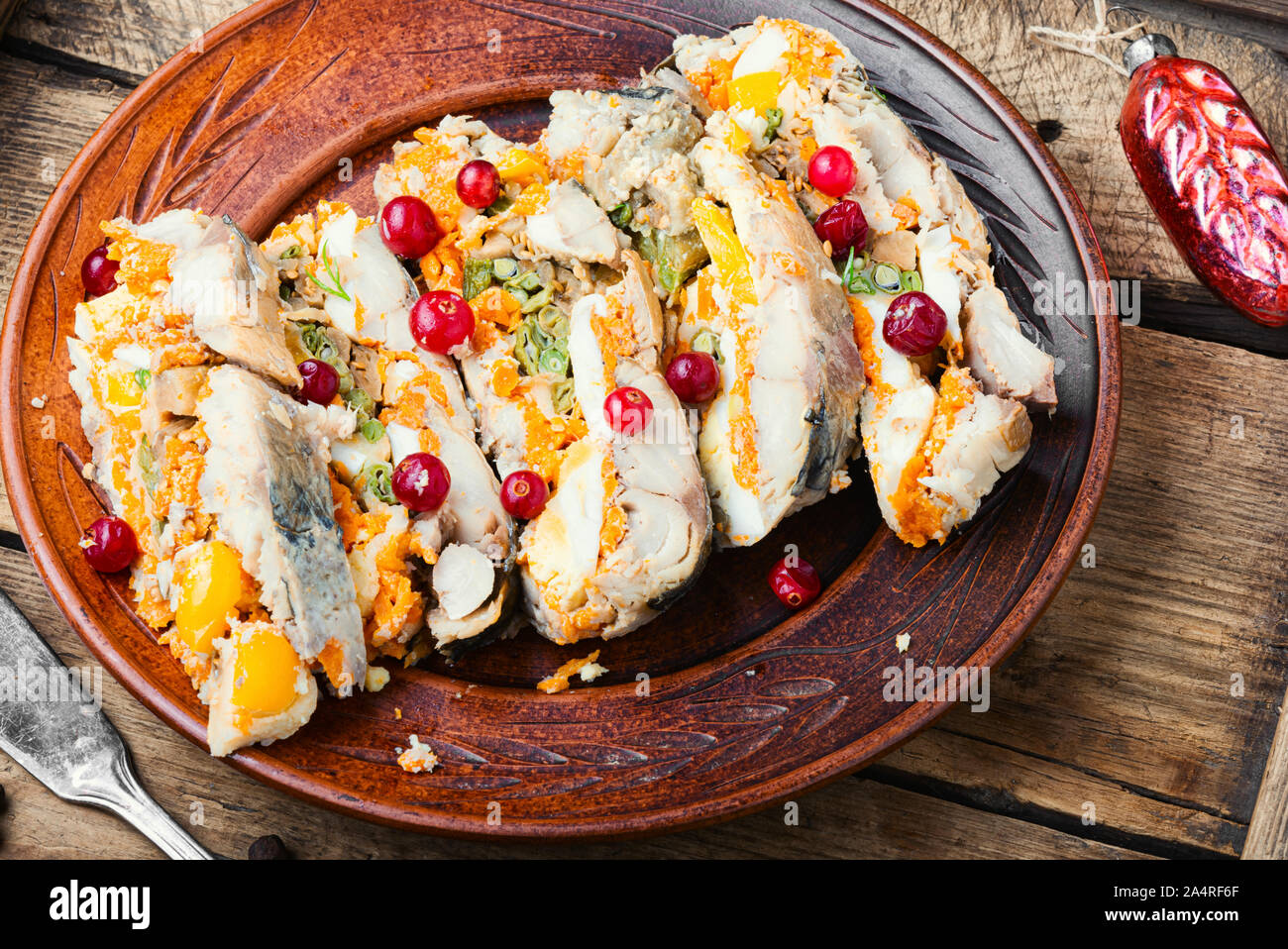 Rotolo di pesce.pesce ripieno di verdure.piatto per banchetti o cibo di Natale Foto Stock