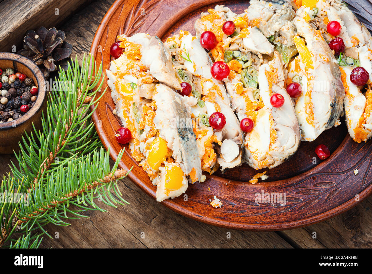 Rotolo di pesce.pesce ripieno di verdure.piatto per banchetti o cibo di Natale Foto Stock