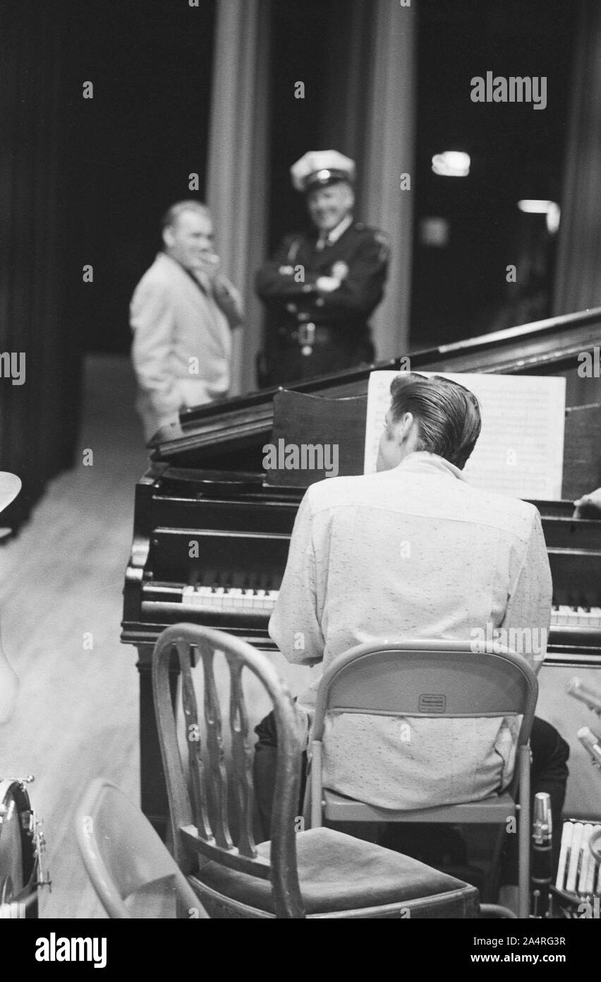 Elvis Presley in attesa di uno show per avviare, suonare il pianoforte, presso la University of Dayton Fieldhouse, 27 maggio, 1956. Foto Stock