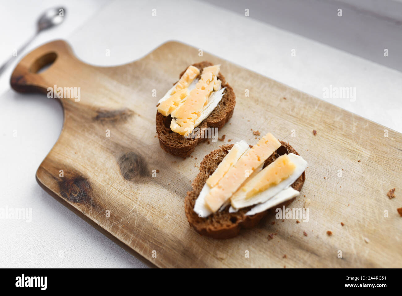 Mattina panini con caffè. Il pane con formaggio e burro. Foto Stock