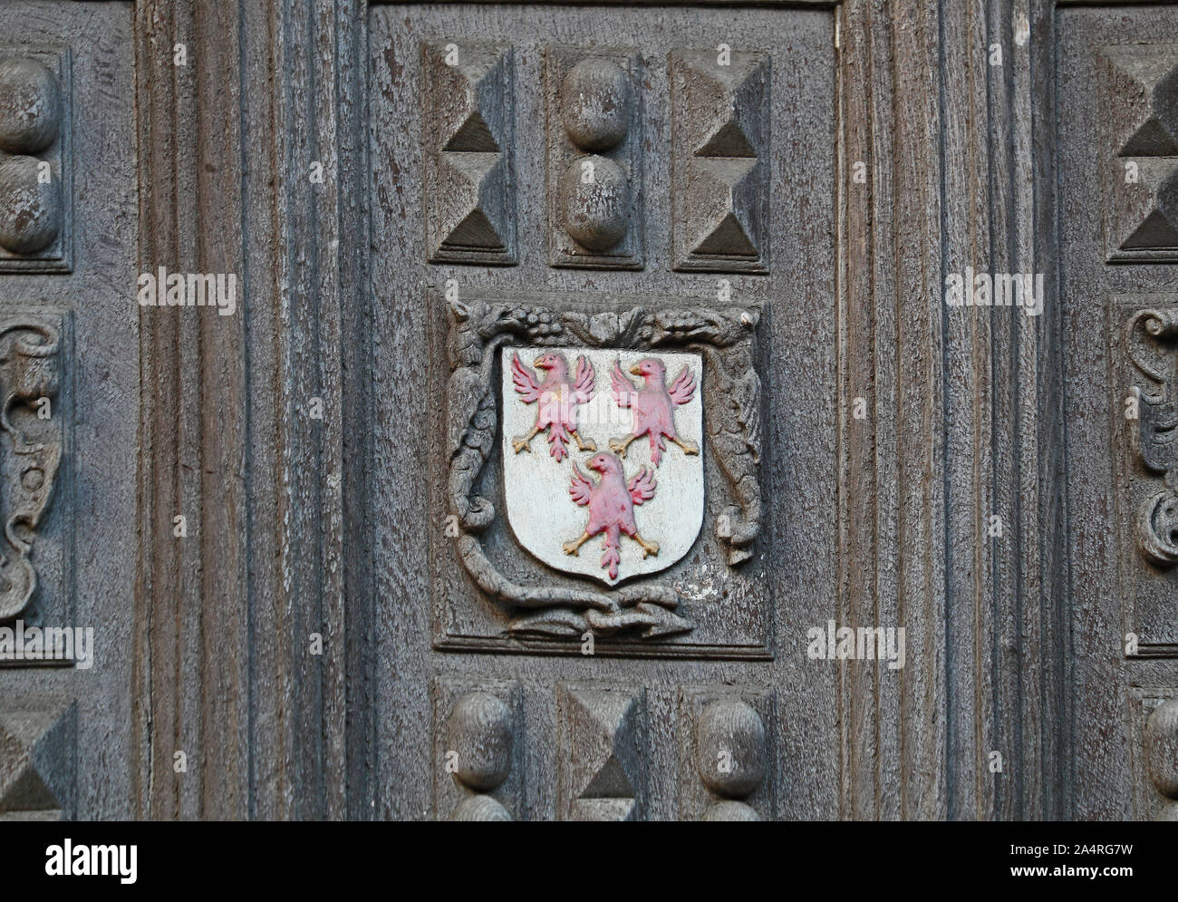 Stemma con 3 aquile del Queen's College di Oxford su la Bodleian Library porta grande. Un costituente college fondato per Philippa di Hainault Foto Stock