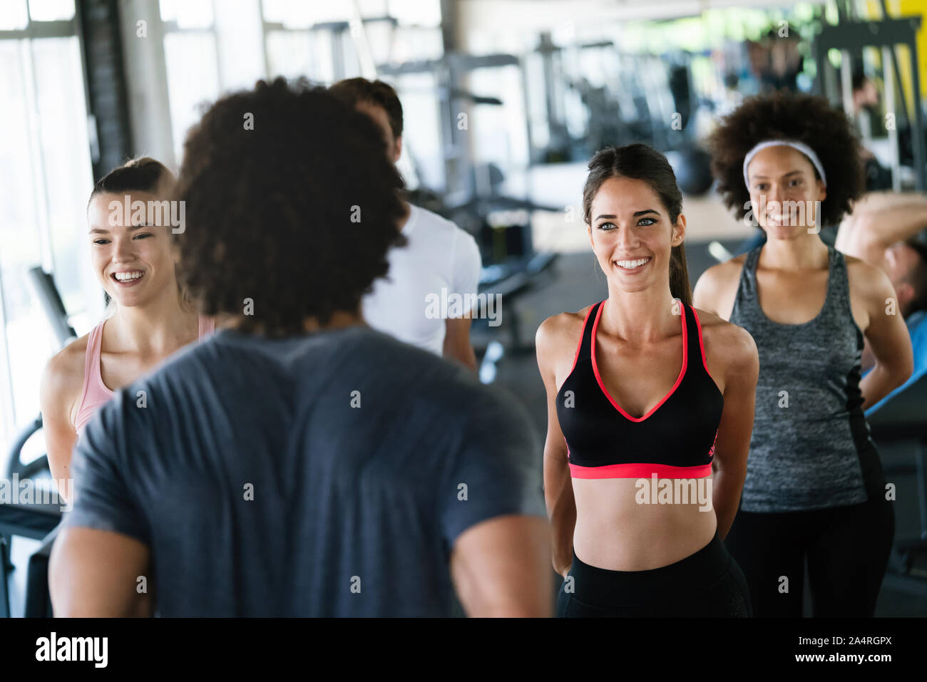 Gruppo di felice multirazziale amici che esercitano insieme in palestra Foto Stock