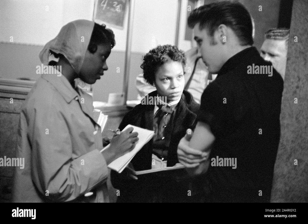 Elvis Presley parlando con giovani reporter al Fox Theatre di Detroit, 25 maggio 1956. Foto Stock