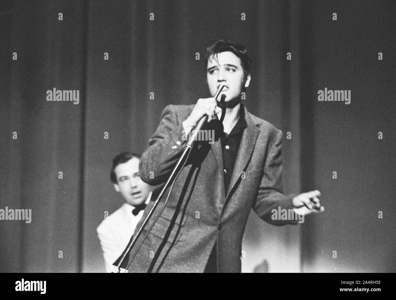 Elvis Presley eseguendo il 26 maggio 1956. La prestazione ha avuto luogo presso la Veteran's Memorial Auditorium, Columbus, Ohio. Foto Stock