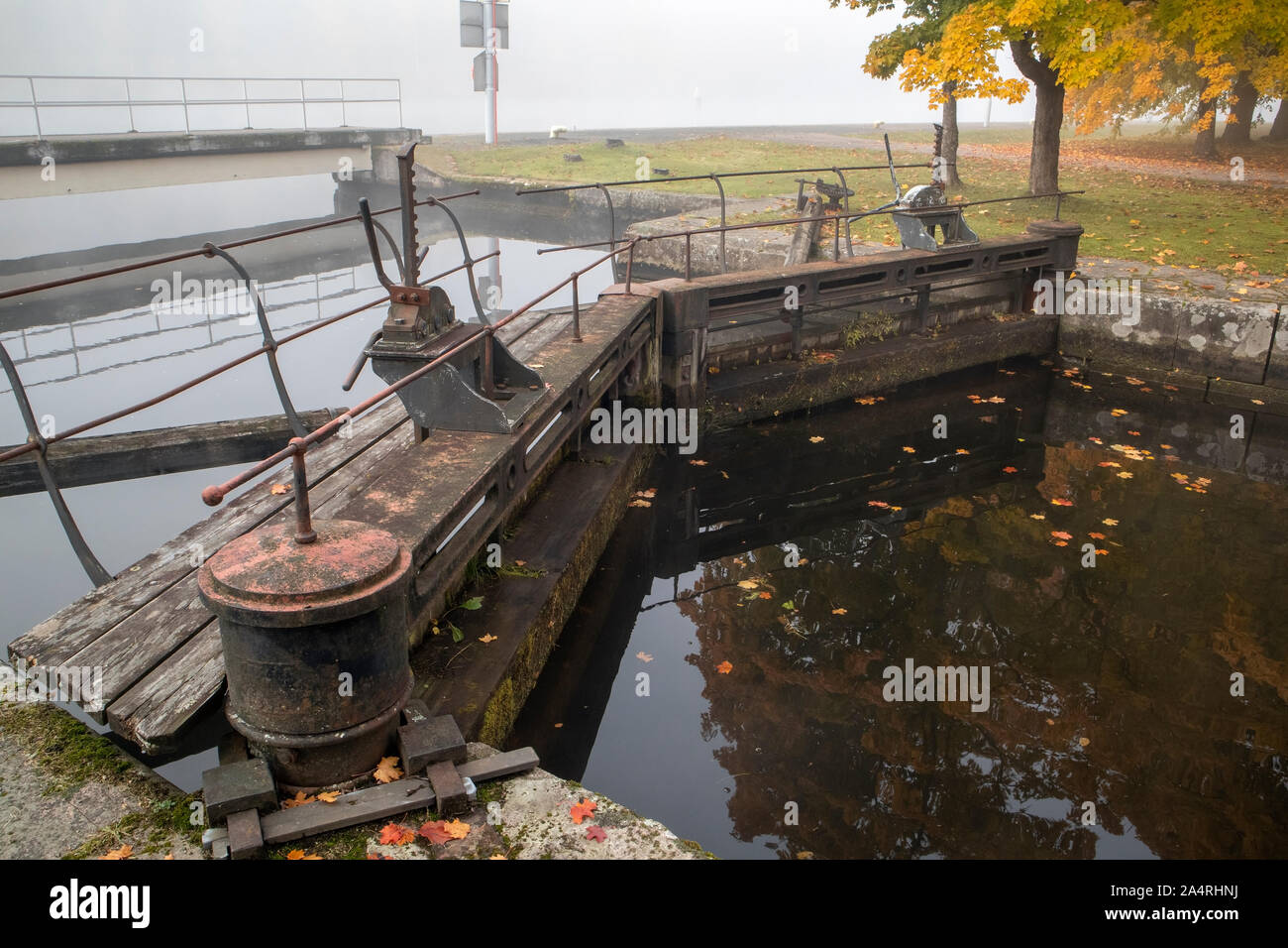Mattinata nebbiosa presso la storica Saimaa canal in Mustola, Lappeenranta FINLANDIA Foto Stock
