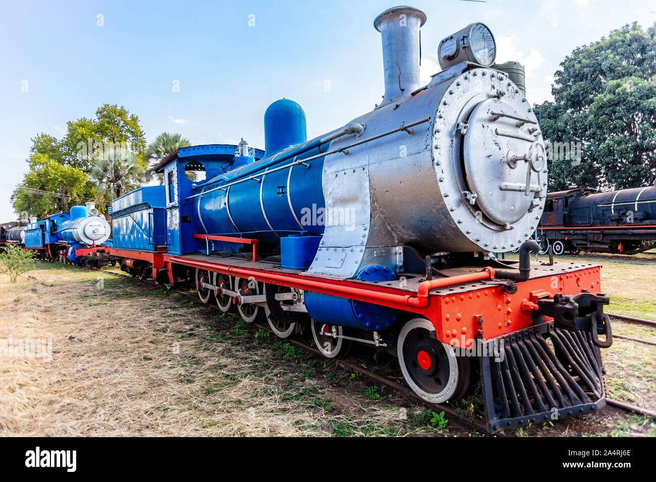Retrò vecchia locomotiva in acciaio treno in piedi sulle rotaie in Livingstone, Zambia Foto Stock