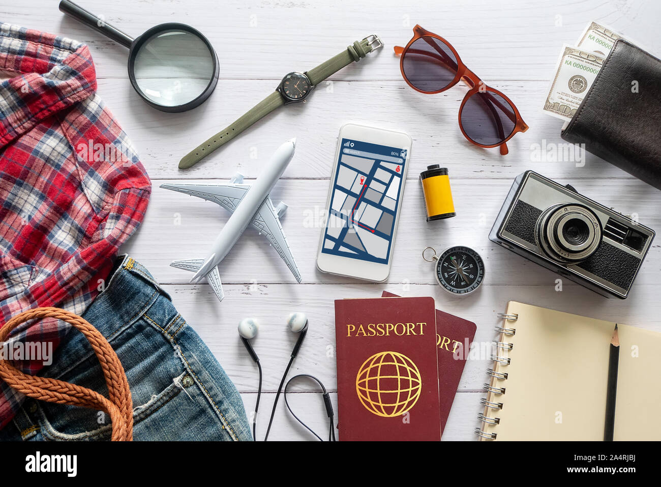 Piatto di laici travel elemento accessorio, essenziali elementi di vacanza accessorio. concetto di viaggio sullo sfondo Foto Stock