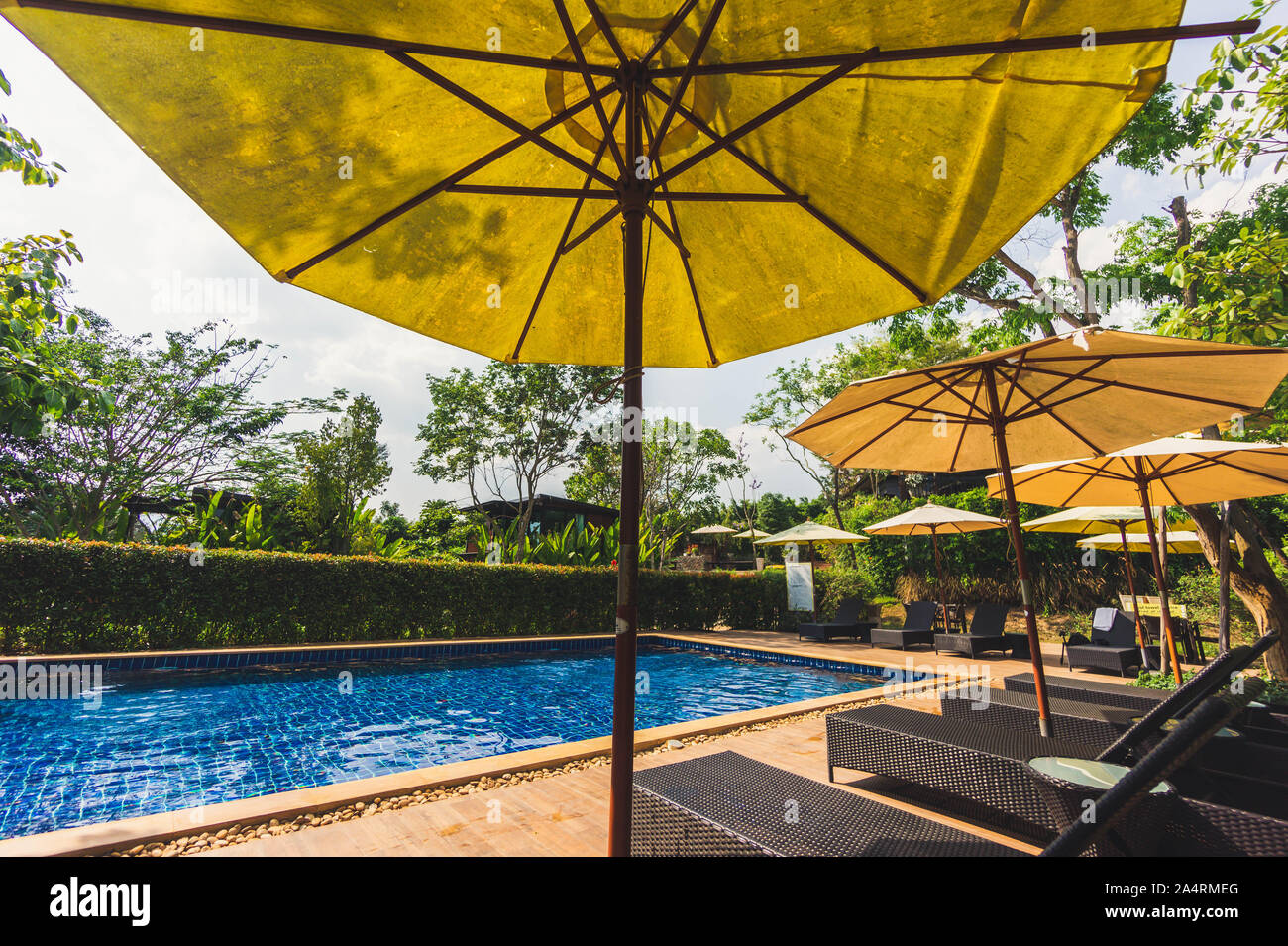 Area relax accanto alla piscina Foto Stock