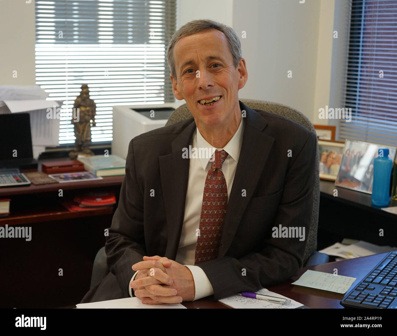 Pechino, USA. 10 ottobre, 2019. Craig Allen, presidente del USA-Cina Business Council (USCBC), reagisce durante un'intervista con Xinhua presso il quartier generale USCBC in Washington, DC, Stati Uniti, 10 ottobre, 2019. Credito: Xiong Maoling/Xinhua/Alamy Live News Foto Stock