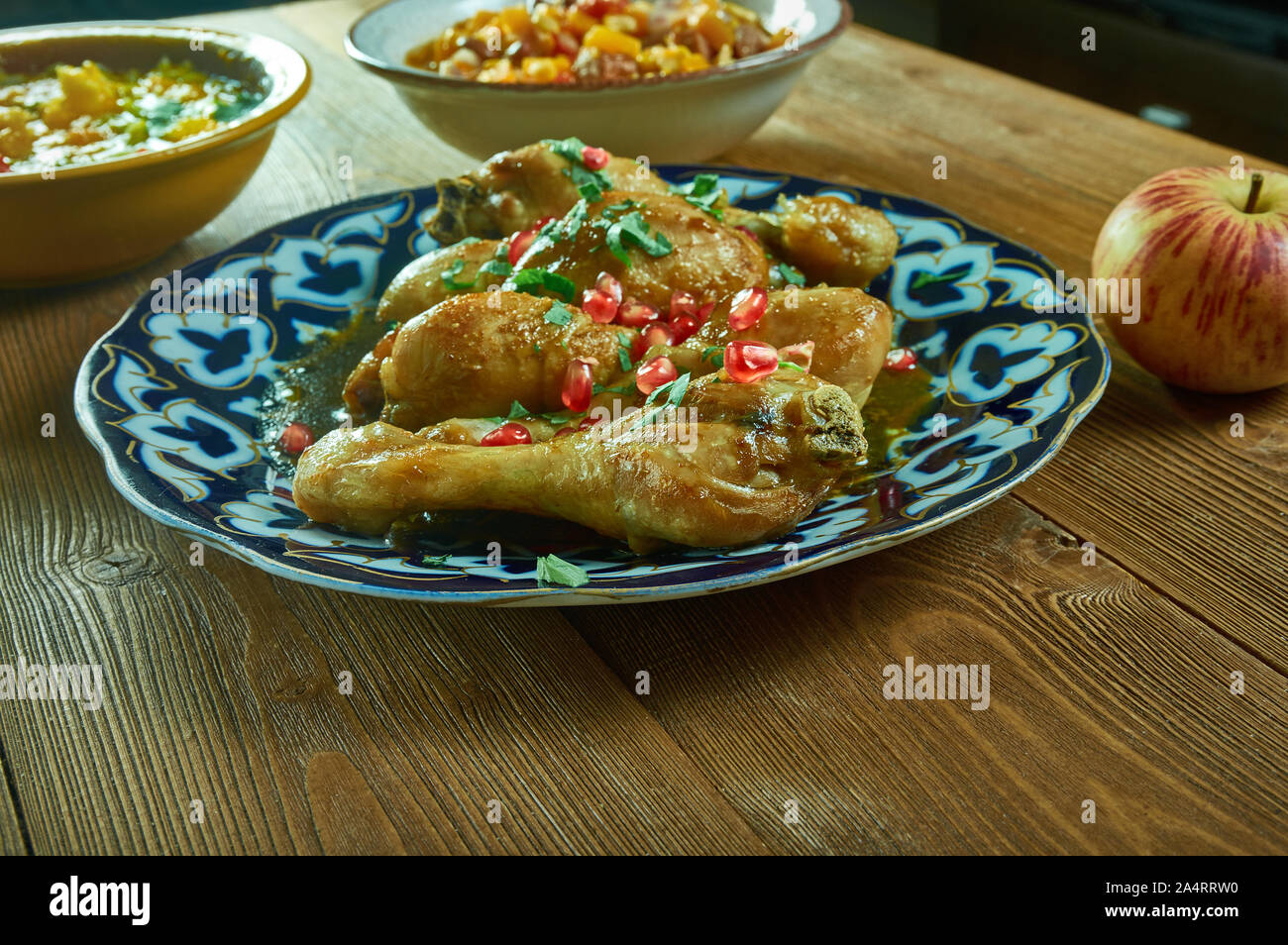 Fesenjoon - stufato iraniano con pasta di melograno e noci tritate Foto Stock