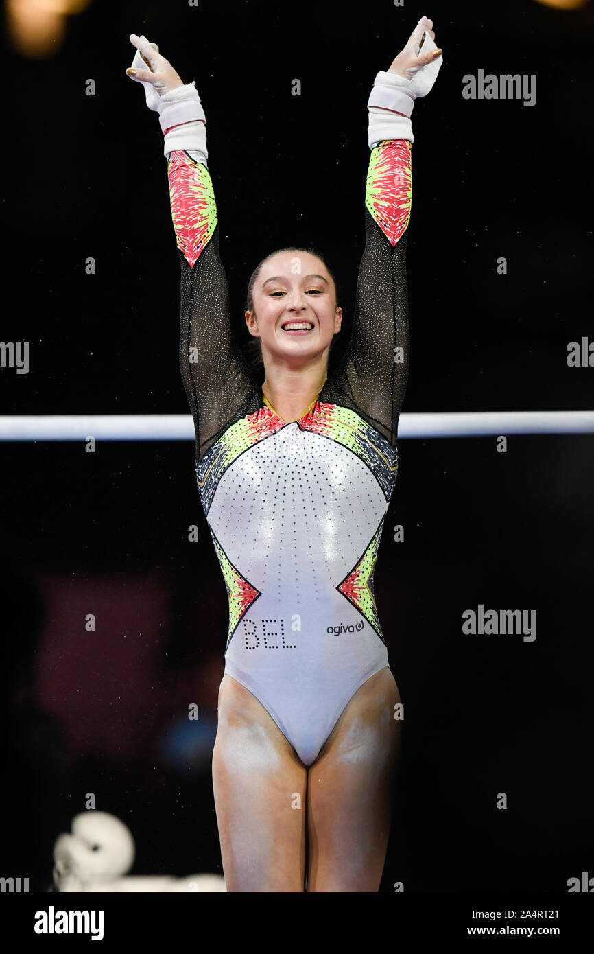 Stuttgart, Germania. Xii oct, 2019. Ginnastica: Campionati del Mondo, apparecchi finali, donne: Nina Derwael dal Belgio reagisce dopo il suo esercizio sulle barre irregolari. Credito: Tom Weller/dpa/Alamy Live News Foto Stock