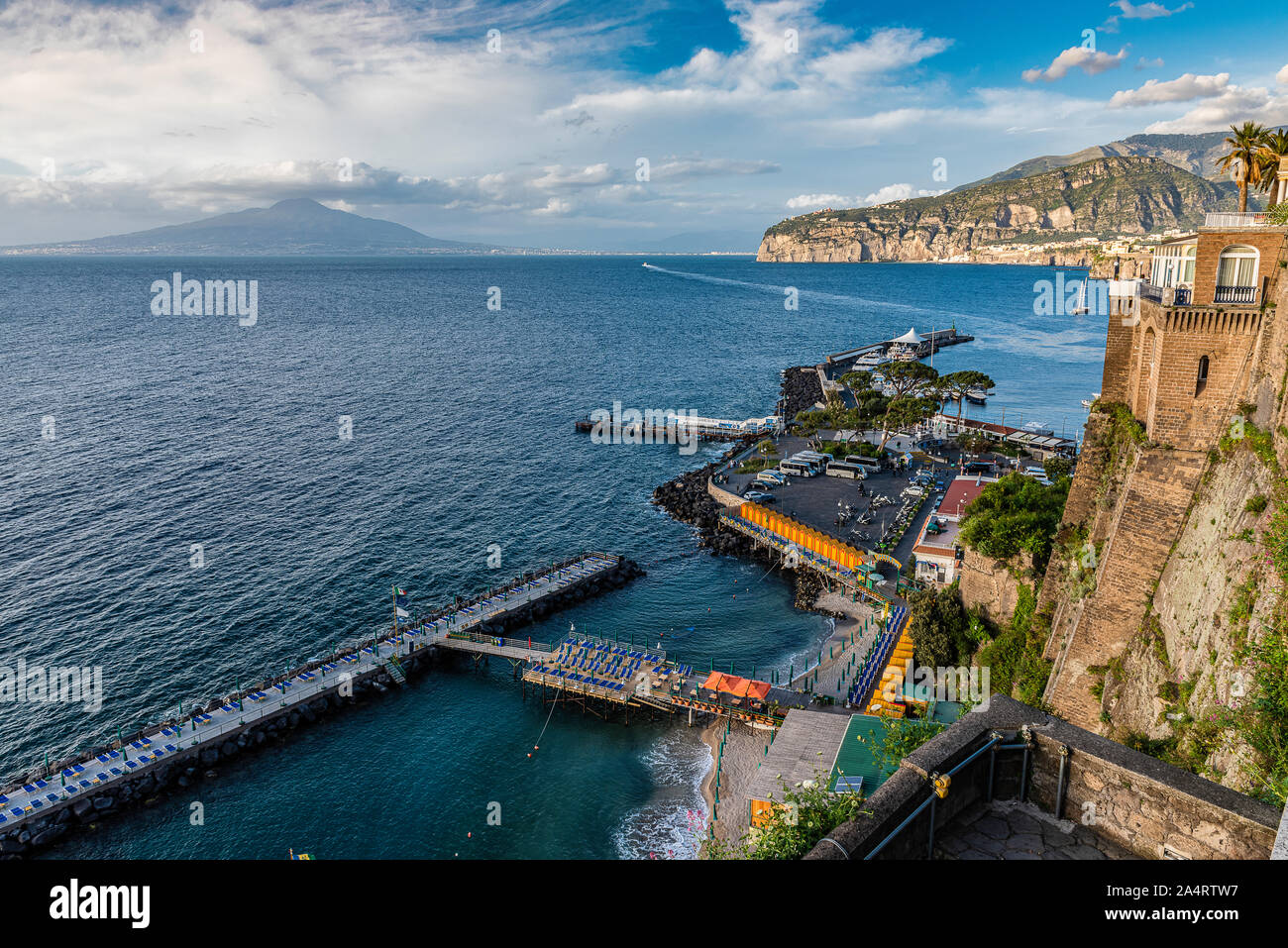 La splendida città di Sorrento situato nella baia di Napoli. Il Monte Vesuvio può essere visto in lontananza. Foto Stock