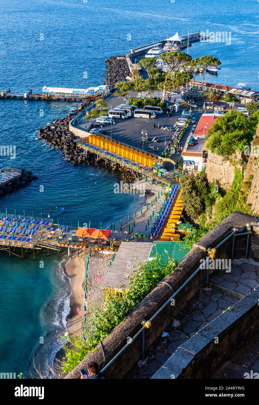 La splendida città di Sorrento situato nella baia di Napoli Foto Stock