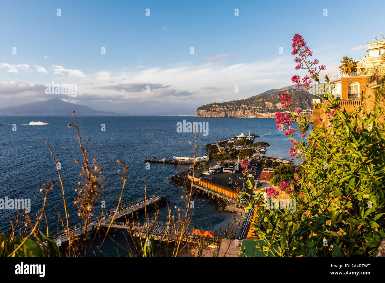 La splendida città di Sorrento situato nella baia di Napoli. Il Monte Vesuvio può essere visto in lontananza. Foto Stock