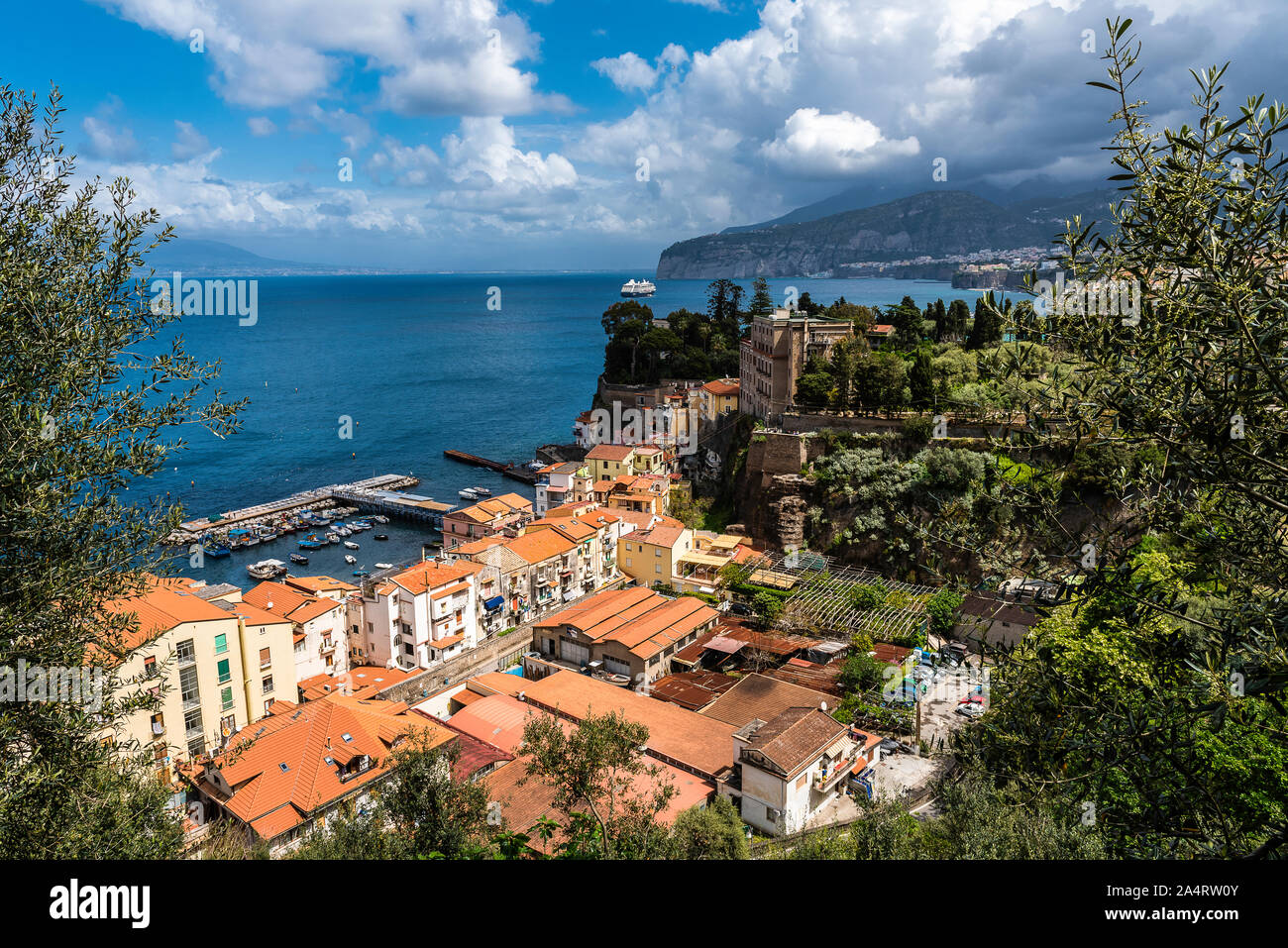 La splendida città di Sorrento situato nella baia di Napoli Foto Stock