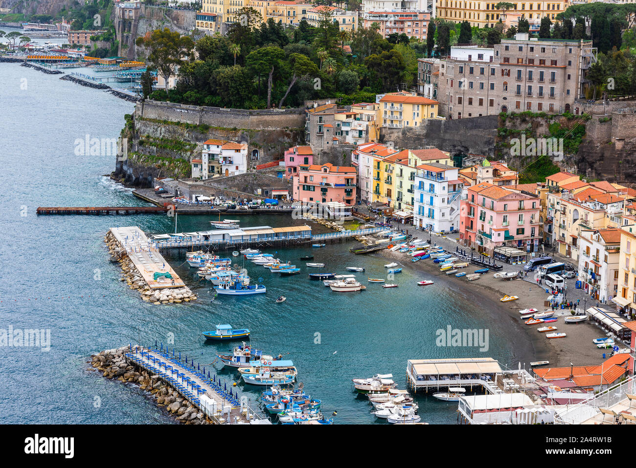 La splendida città di Sorrento situato nella baia di Napoli Foto Stock