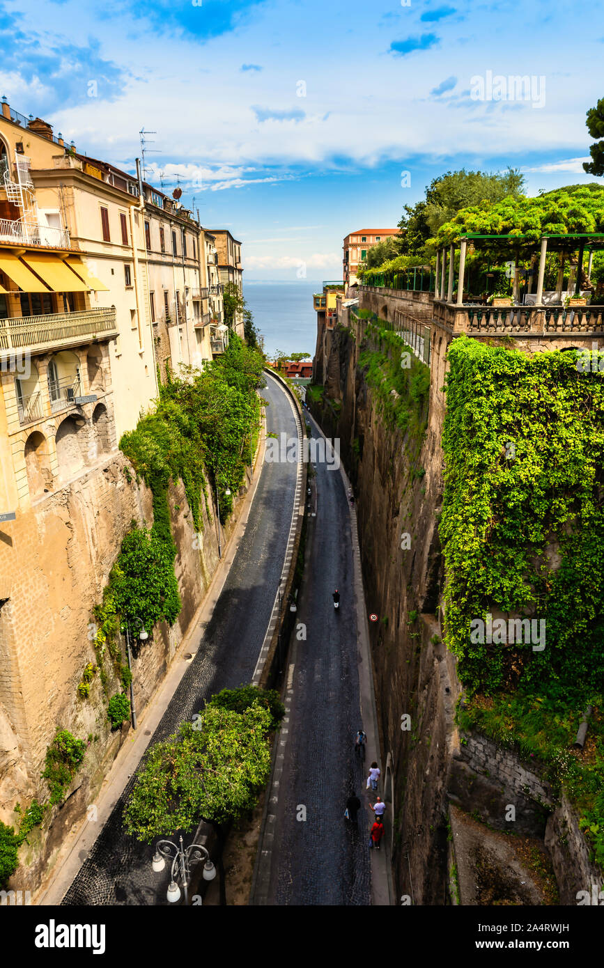 La splendida città di Sorrento situato nella baia di Napoli Foto Stock