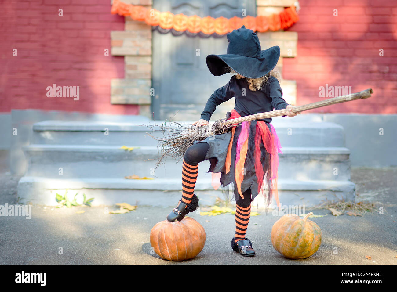 Bella ragazza strega. bambina in costume strega festeggiare Halloween all  aperto e divertirsi. Trucco per bambini o per il trattamento Foto stock -  Alamy