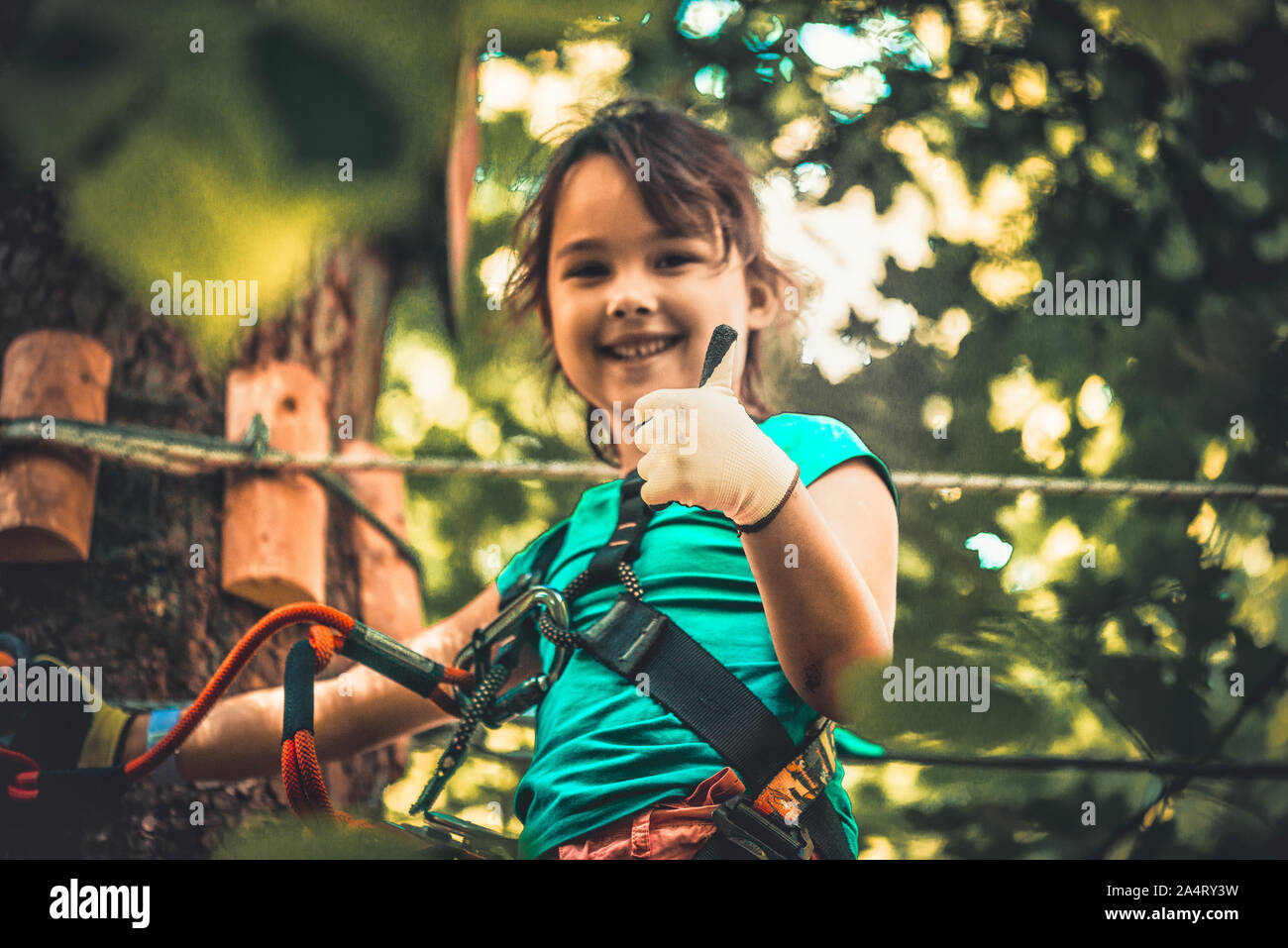 Bambina nel parco avventura in estate Foto Stock