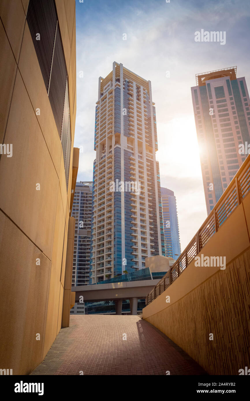 Alto edificio di case di moderno design futuristico di Dubai Marina District. Foto Stock