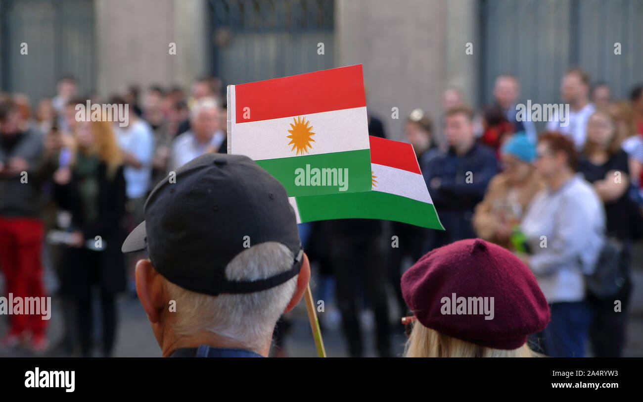 Dimostrazione Turlish agianst invasione contro Rojava in Siria, Cracovia, persone locali, due piccole bandiere di curdi attesa dal personale senior. Foto Stock