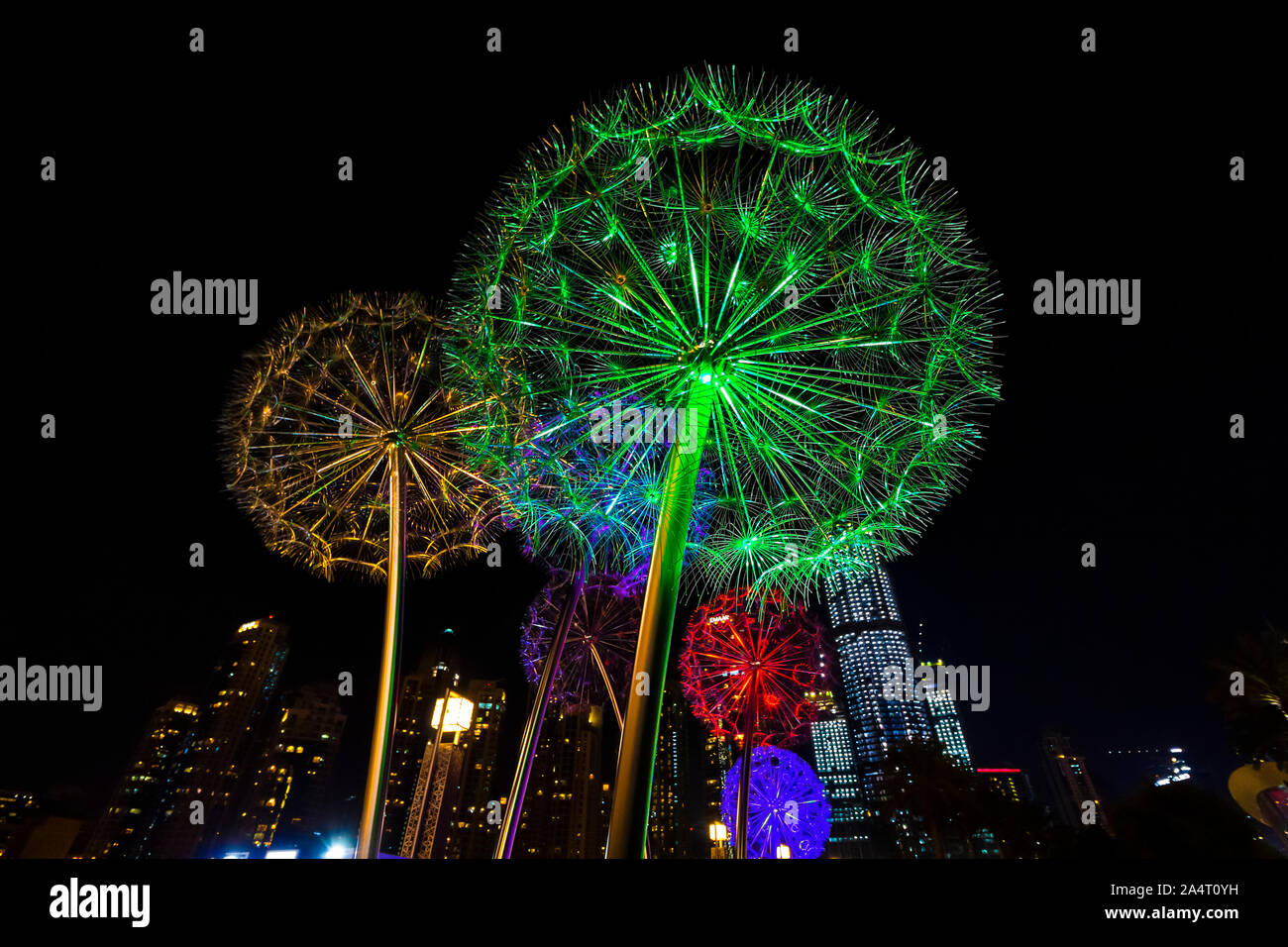 Metallo tarassaco sculture sono parte della moderna arte di strada in Dubai. Lampade stradali nella piazza centrale. Foto Stock