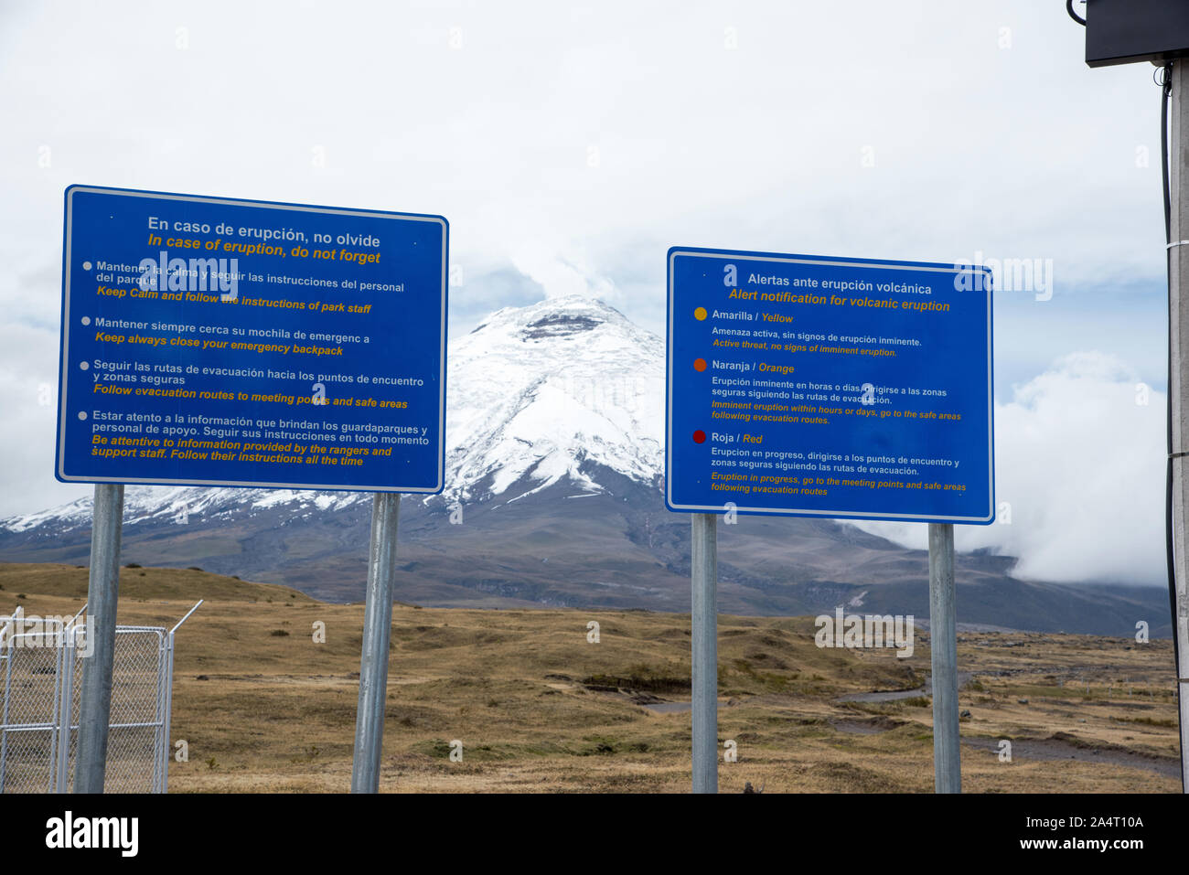 Istruzioni di evacuazione segno in attivo vulcano Cotopaxi in 2016. Foto Stock