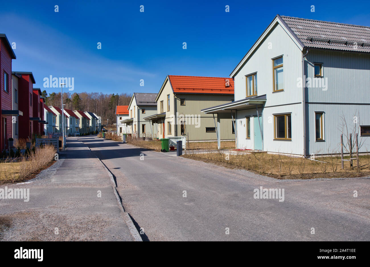 Strada di case tipiche svedesi di recente costruzione nel sobborgo di Runby, Upplands Vasby, Stockholm County, Svezia Foto Stock
