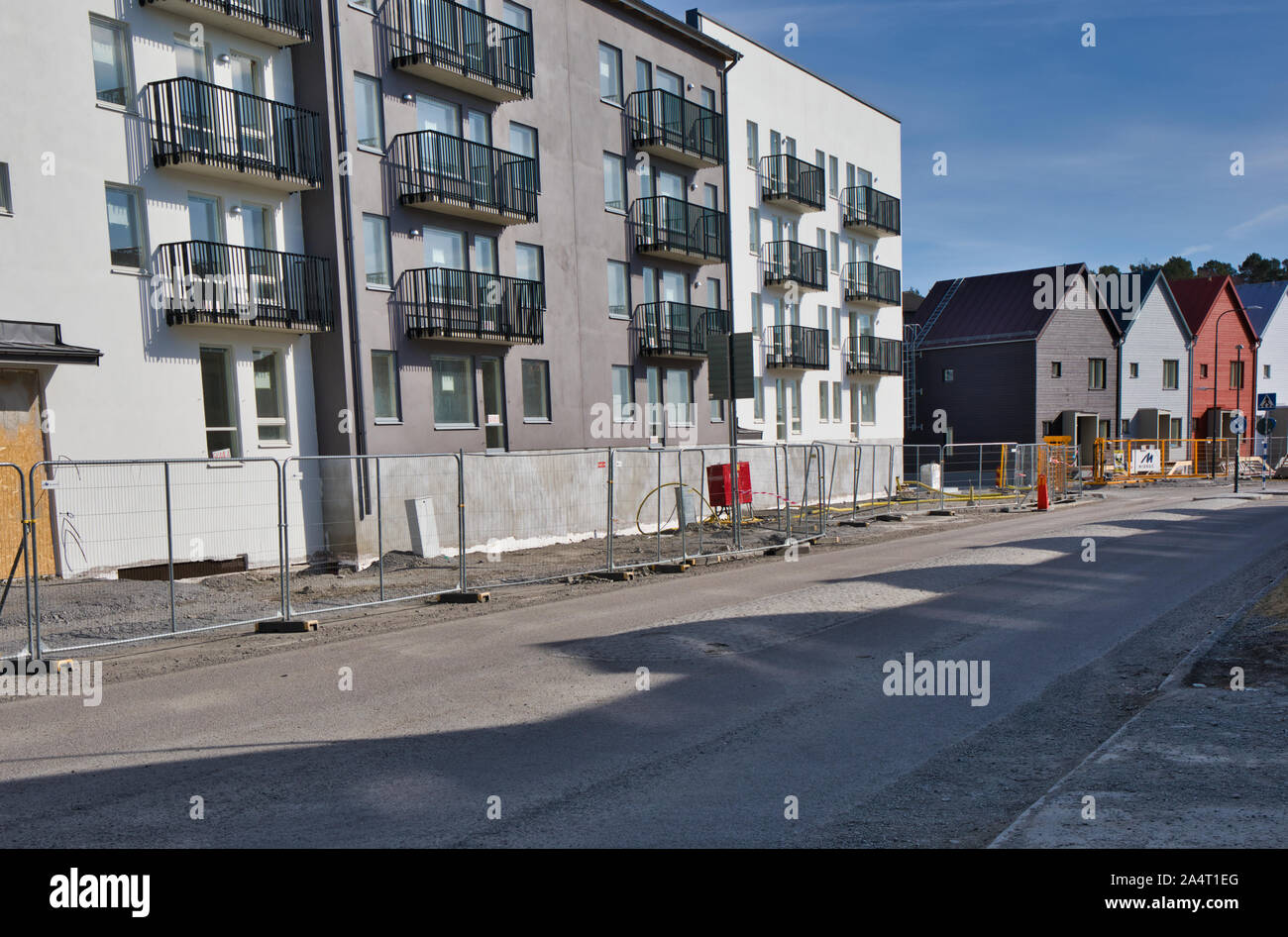 Case tipiche svedesi di nuova costruzione nel sobborgo di Runby, Upplands Vasby, Stockholm County, Svezia Foto Stock