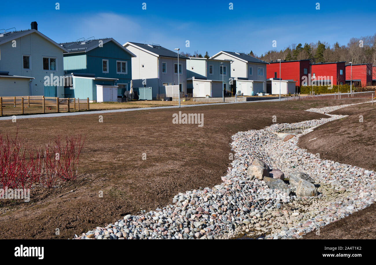 Case tipiche svedesi di nuova costruzione nel sobborgo di Runby, Upplands Vasby, Stockholm County, Svezia Foto Stock