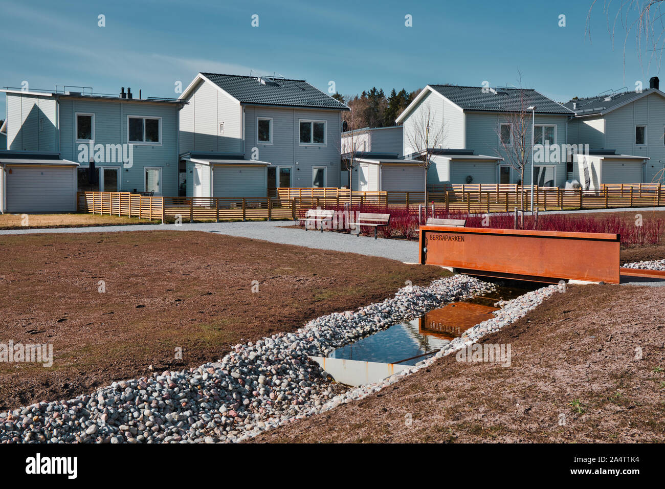 Case tipiche svedesi di nuova costruzione nel sobborgo di Runby, Upplands Vasby, Stockholm County, Svezia Foto Stock