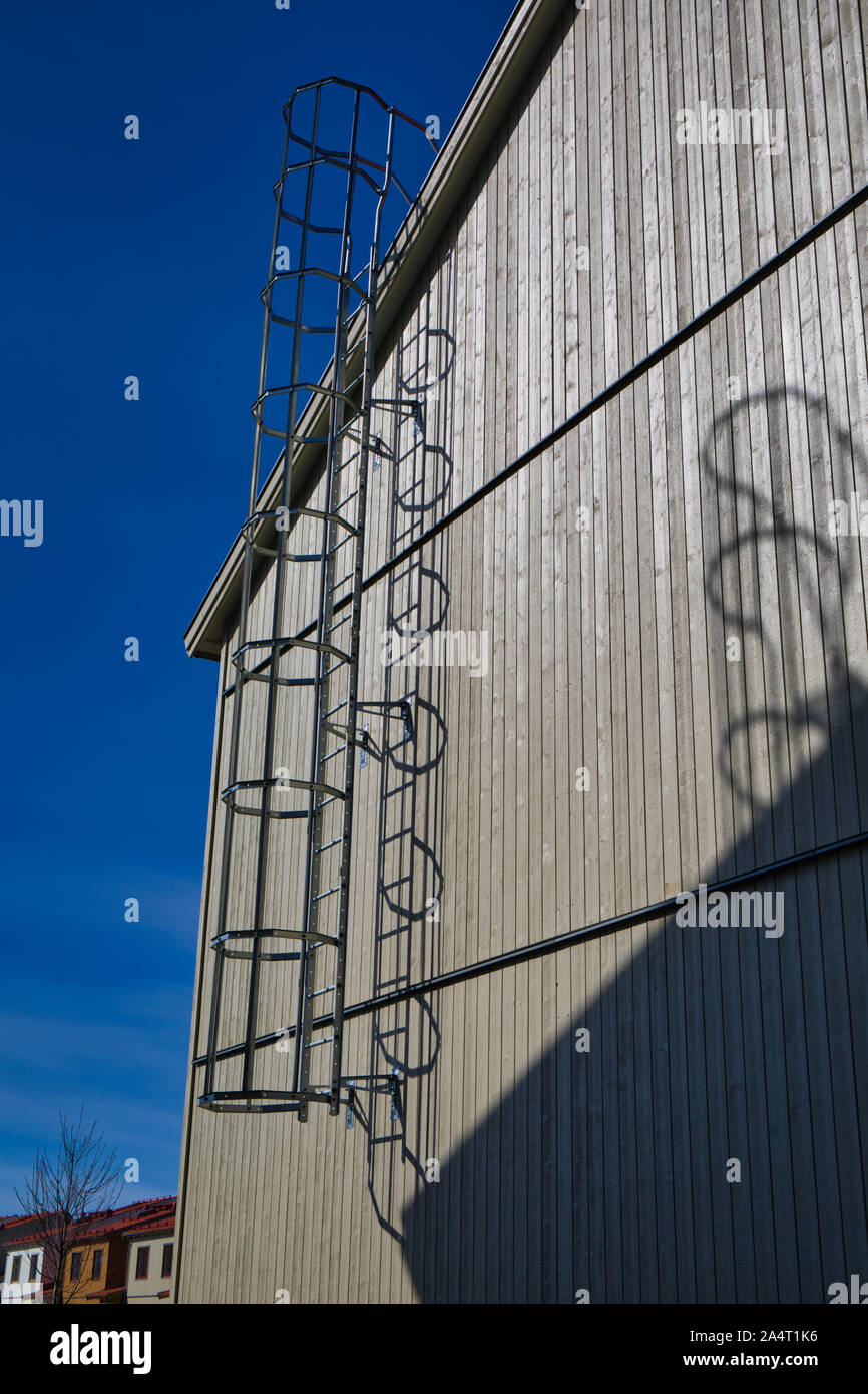 Scala di sicurezza di accesso al tetto attaccata al lato di una tipica casa di nuova costruzione, Runby, Upplands Vasby, Stoccolma, Svezia Foto Stock