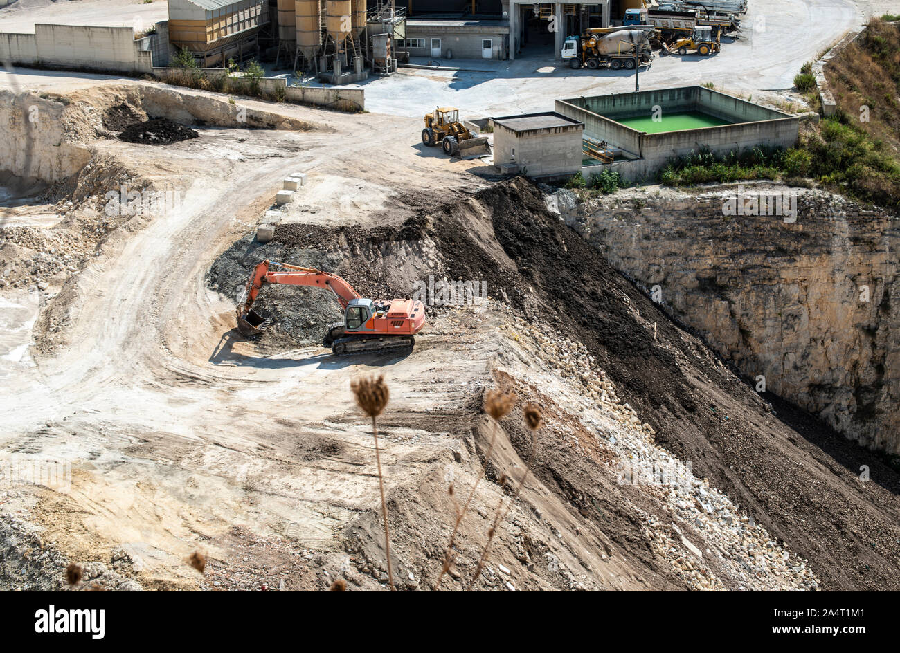 Carriera di data mining e la macchina per la frantumazione di pietre. Foto Stock