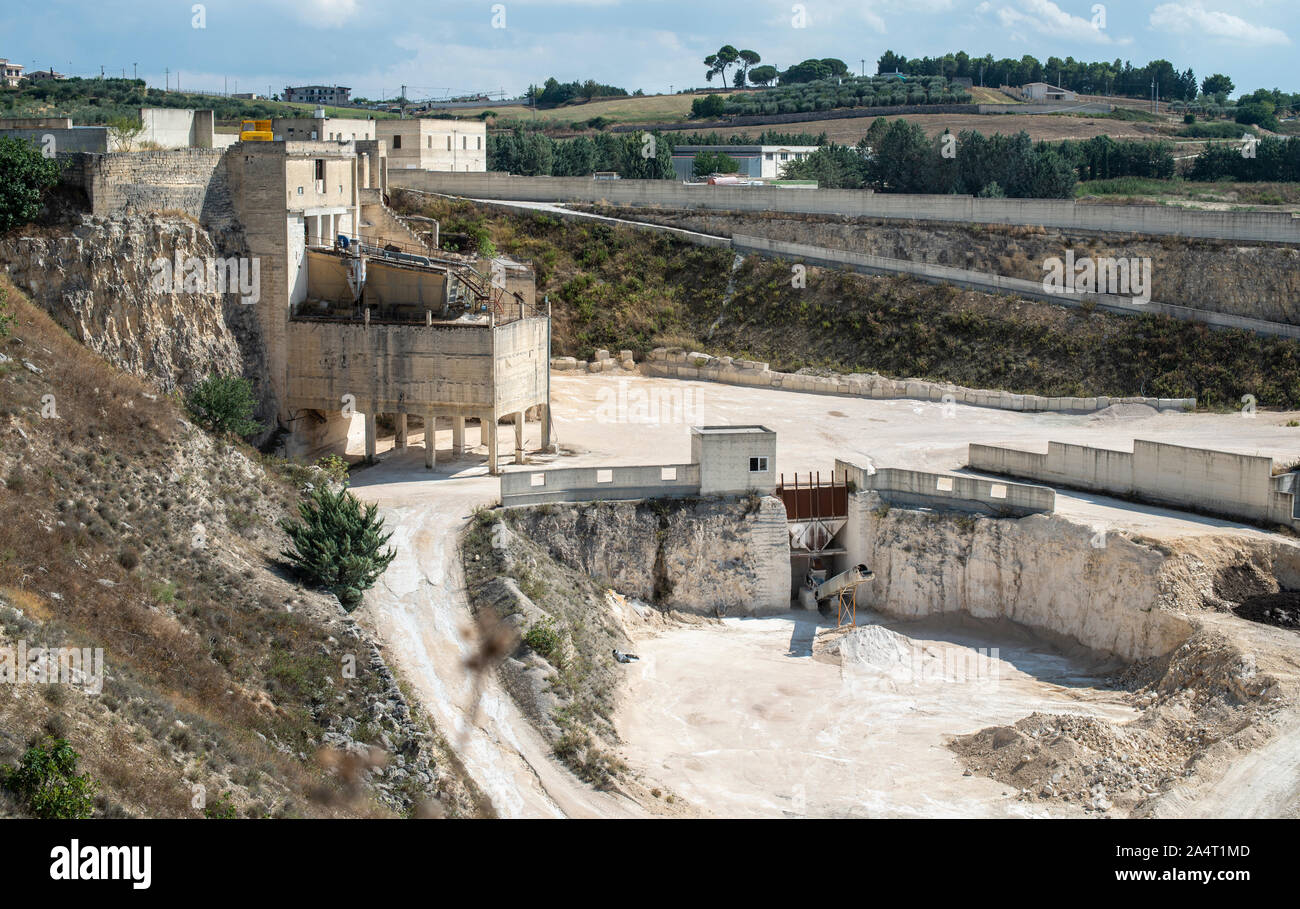 Carriera di data mining e la macchina per la frantumazione di pietre. Foto Stock